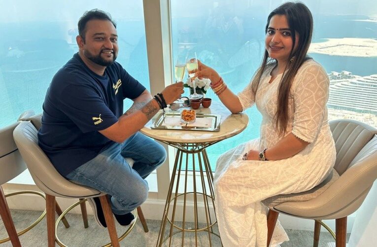 आस्था कमल शर्मा ने ग्लोबल टेक गुरु दर्शनकुमार जोशी के साथ जुड़कर एक गायन की जादूगर और उद्यमिता बनने का फैसला किया