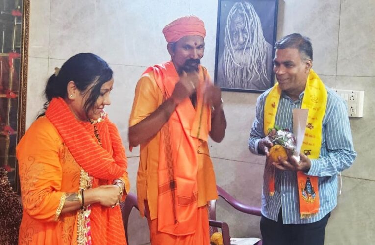 कल्याण में “आध्यात्म रत्न सम्मान” में डॉ. वैदेही तामण ने संतों और सेवकों को सम्मानित किया।