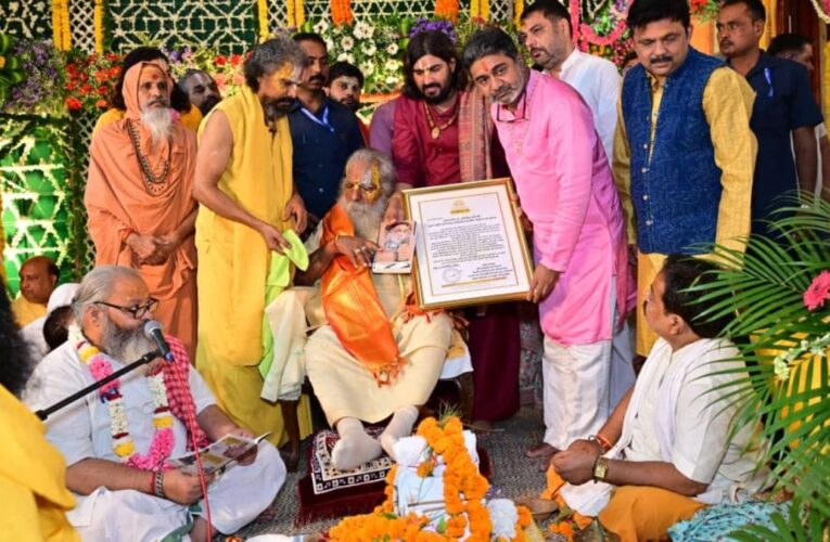संतों के आशीर्वाद से गदगद हुए शिंदे गुट के शिवसेना के मुख्य राष्ट्रीय समन्वयक डॉ वर्मा