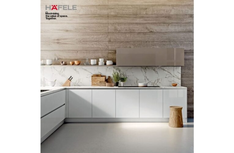 हाफले ने शानदार, हैंडल-लेस किचन डिज़ाइन के लिए प्रोफिन गोला प्रोफाइल पेश किया है।