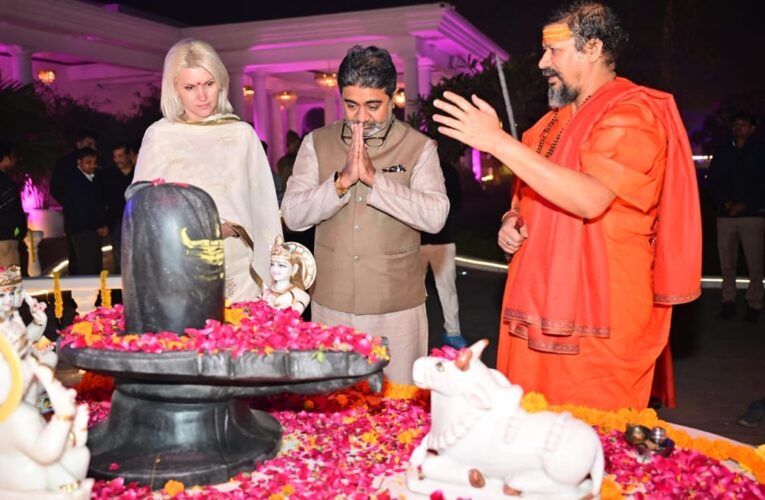 डॉ. अभिषेक वर्मा को स्वामी कैलाशानंद गिरि जी का आशीर्वाद और धर्म-जनकल्याण चर्चा