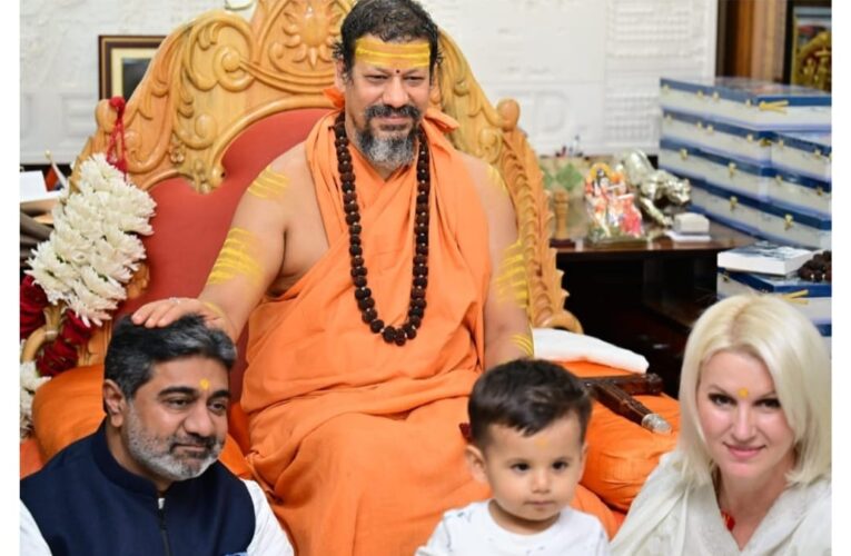 स्वामी कैलाशानंद गिरि जी का संदेश: सनातन धर्म प्रसार, डॉ अभिषेक वर्मा को सम्मान-आशीर्वाद